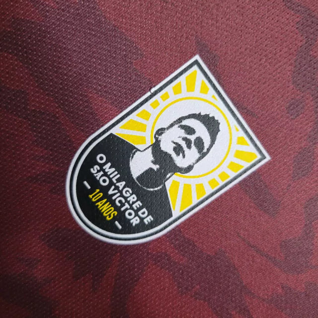 Camisa Atlético Mineiro Edição 10 anos (O MILAGRE DE SÃO VICTOR) - Torcedor Le Coq Sportif Masculina - Vermelha com detalhes em dourado e preto