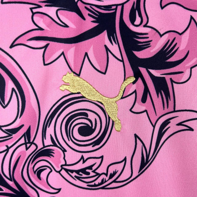 Camisa Seleção da Itália Edição especial Versace 23/24 - Torcedor Adidas Masculina - Rosa com detalhes em preto e dourado