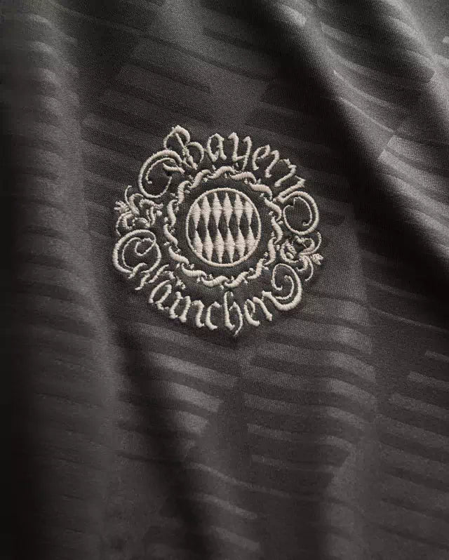 Camisa Bayern de Munique Edição especial Oktoberfest 24/25 - Torcedor Adidas Masculina - Preta com detalhes em bege