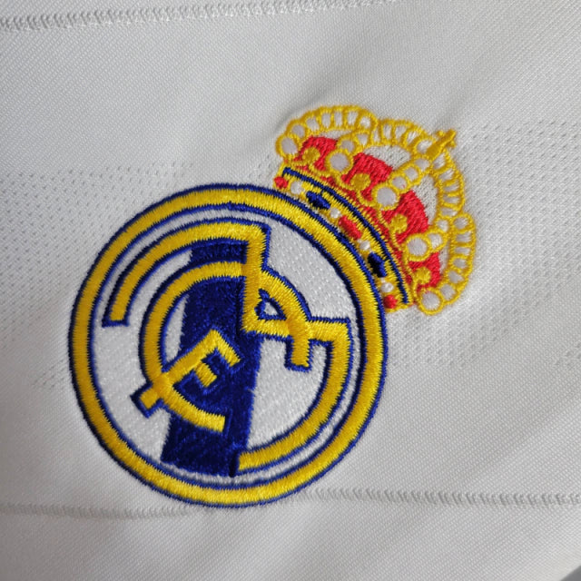 Camisa Retrô Real Madrid I 17/18 - Masculina Adidas - Branca com detalhes em azul com todos os patch