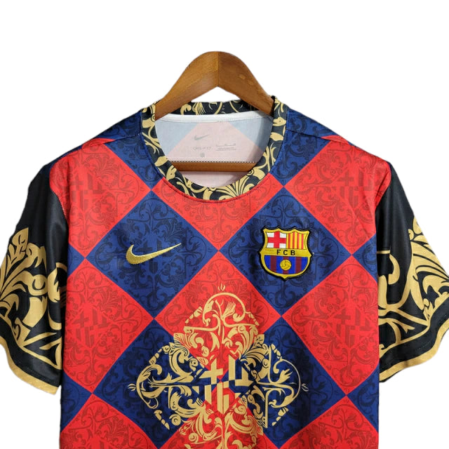 Camisa Barcelona Treino 23/24 - Torcedor Nike Masculina - Grená com detalhes em dourado e preto