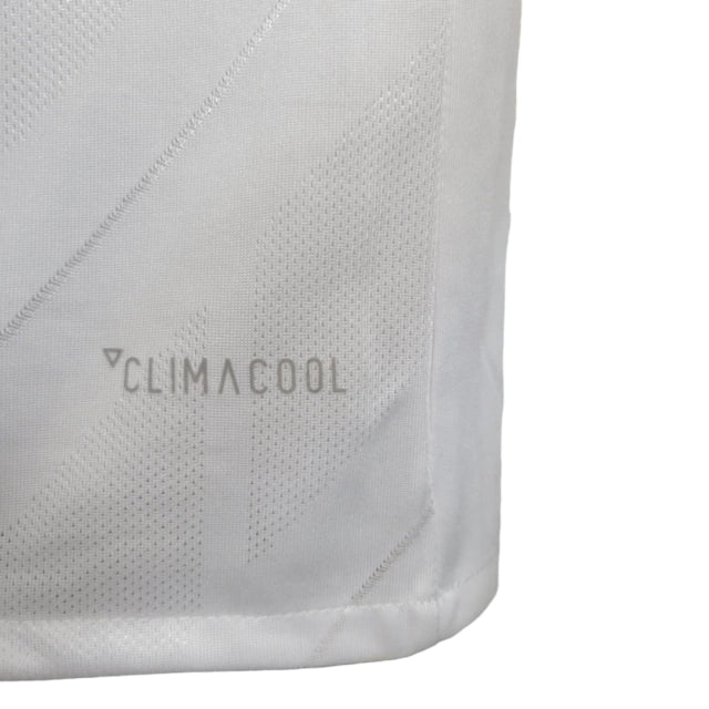 Camisa Retrô Real Madrid I 17/18 - Masculina Adidas - Branca com detalhes em azul com todos os patch