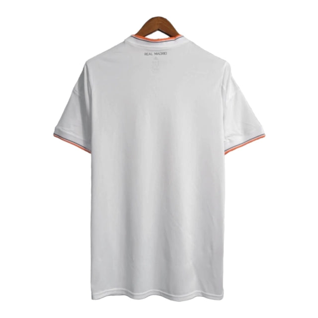 Camisa Retrô Real Madrid I 13/14 - Masculina Adidas - Branca com detalhes em laranja e cinza